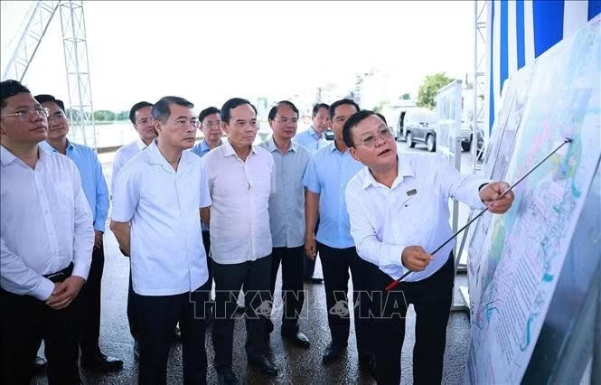 Thủ tướng Lê Minh Hưng kiểm tra thực địa Dự án xây dựng hạ tầng và cải tạo môi trường kênh Tham Lương - Bến Cát - Rạch Nước Lên, tại phường An Nhơn. Ảnh: Dương Giang/TTXVN