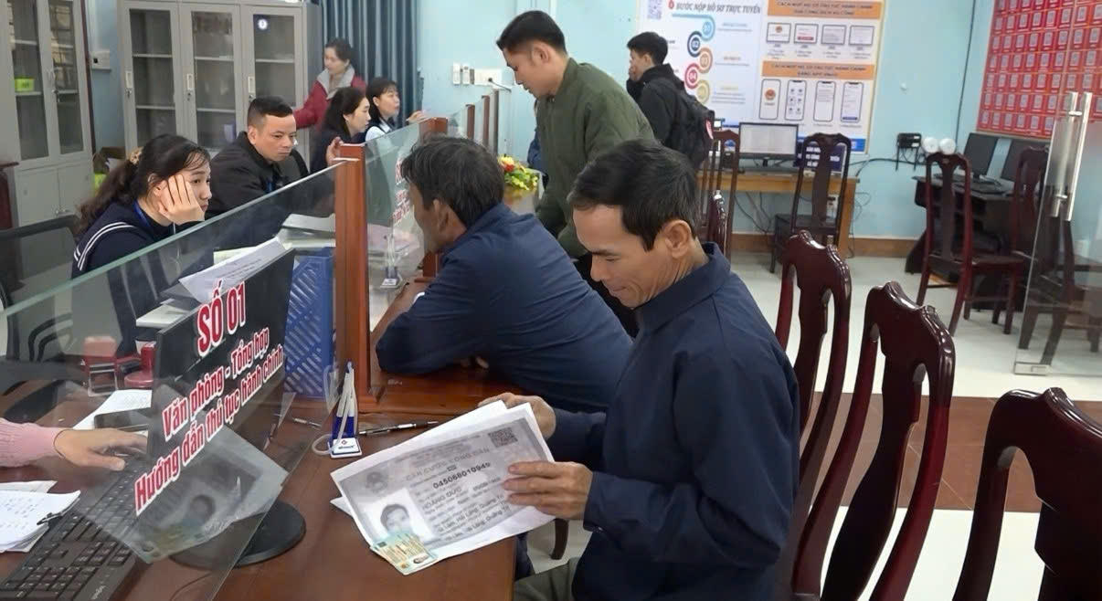 Ông Hoàng Đức (thôn Xuân Nguyên, xã Hải Lăng) chia sẻ về việc được cán bộ hướng dẫn, hỗ trợ khi thực hiện thủ tục hành chính tại địa phương. (Ảnh: Minh Phương)