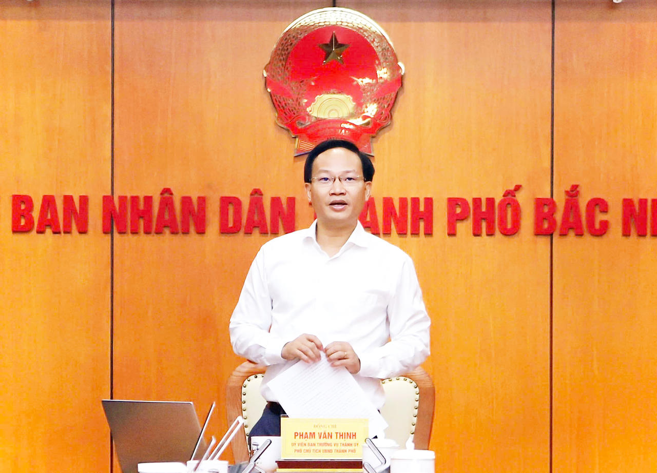 Ông Phạm Văn Thịnh, Phó Chủ tịch UBND thành phố Bắc Ninh tham luận tại hội nghị. (Ảnh NH)