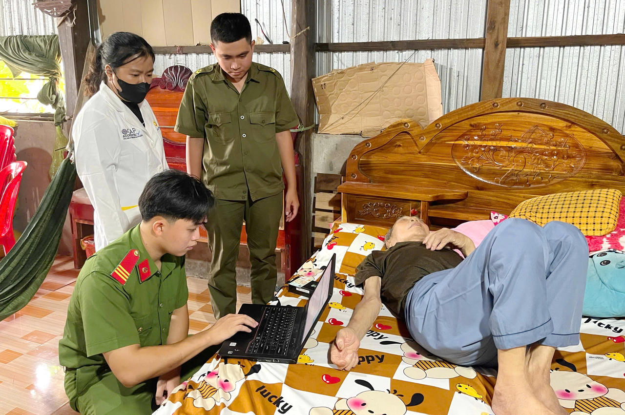 Đoàn công tác lưu động đến tận nhà ông Đặng Thành Long (ấp Đòn Dong, xã Trần Văn Thời), thu nhận mẫu sinh phẩm ADN của thân nhân liệt sĩ chưa xác định được danh tính (Ảnh: H.Đ).