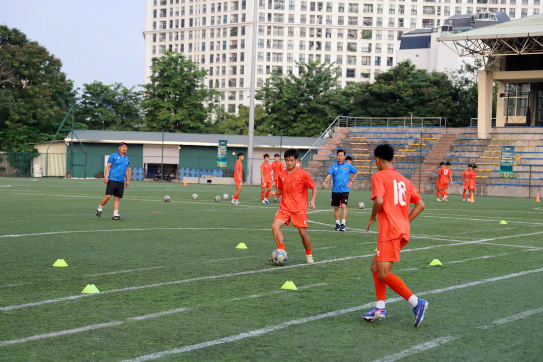  Theo ông Tuấn: Tư duy đào tạo phải xuyên suốt trong công tác đào tạo, bóng đá Việt Nam mới có cơ sở xây dựng lực lượng kế cận đủ năng lực cạnh tranh và phát triển bền vững (Ảnh: VFF)