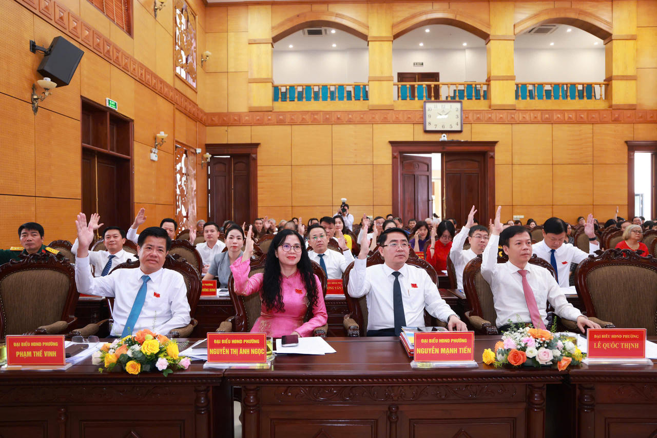 Các đại biểu thống nhất trí cao các nội dung của kỳ họp (Ảnh: Văn Tuyến).