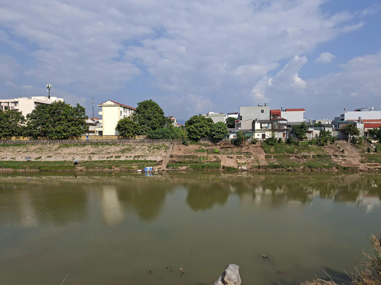 Vị trí xây cầu cửa Nam vượt sông Kỳ Cùng nhìn từ khu vực đường Hùng Vương sang Trường Cao đẳng Tài chính (cũ). Ảnh: Minh Hữu