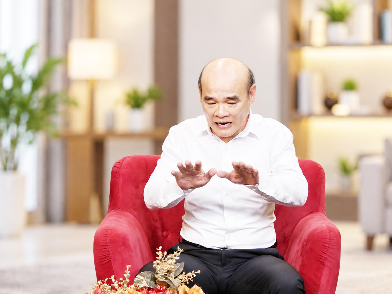 TS. Nguyễn Huy Quang - nguyên Vụ trưởng Vụ Pháp chế (Bộ Y tế), Trưởng ban Tư vấn, Phản biện và Giám định xã hội của Tổng hội Y học Việt Nam trao đổi liên quan đến diện tích cảnh báo sức khỏe trên bao bì thuốc lá. Ảnh: Thanh Hà.