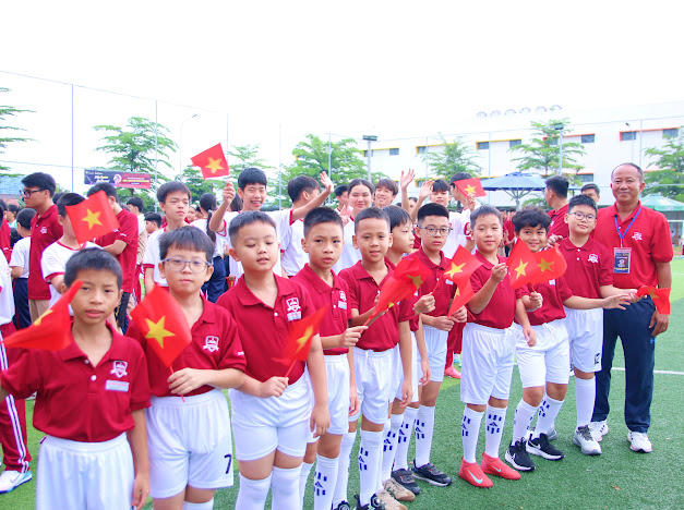 Đội tuyển bóng đá nhí trường iSchool Nha Trang sẵn sàng trước giờ khai mạc