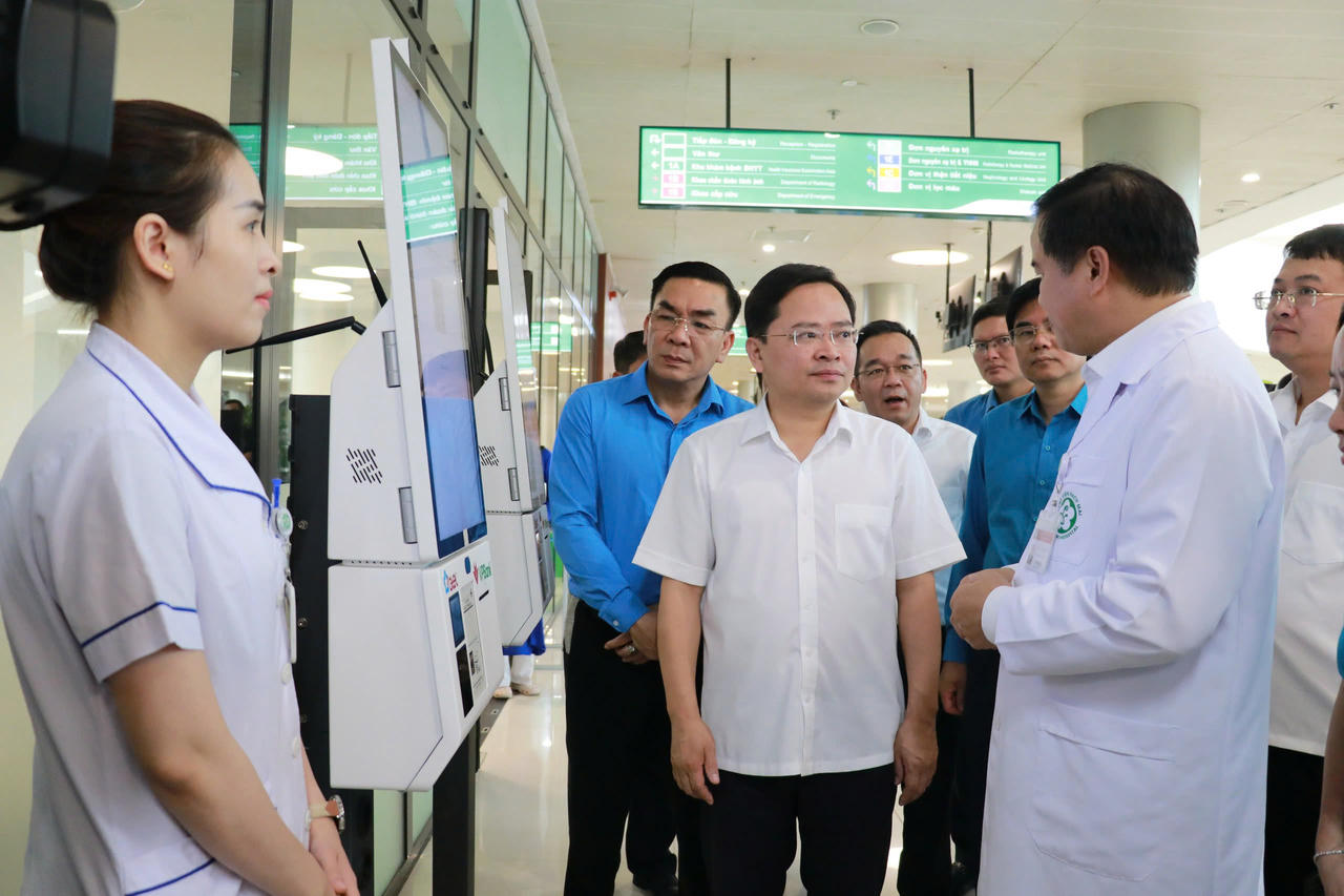 Chủ tịch Tổng LĐLĐVN Nguyễn Anh Tuấn (thứ hai từ phải sang) tham quan một số trang thiết bị tại Bệnh viện Bạch Mai cơ sở Ninh Bình. Ảnh: Hữu Chánh.