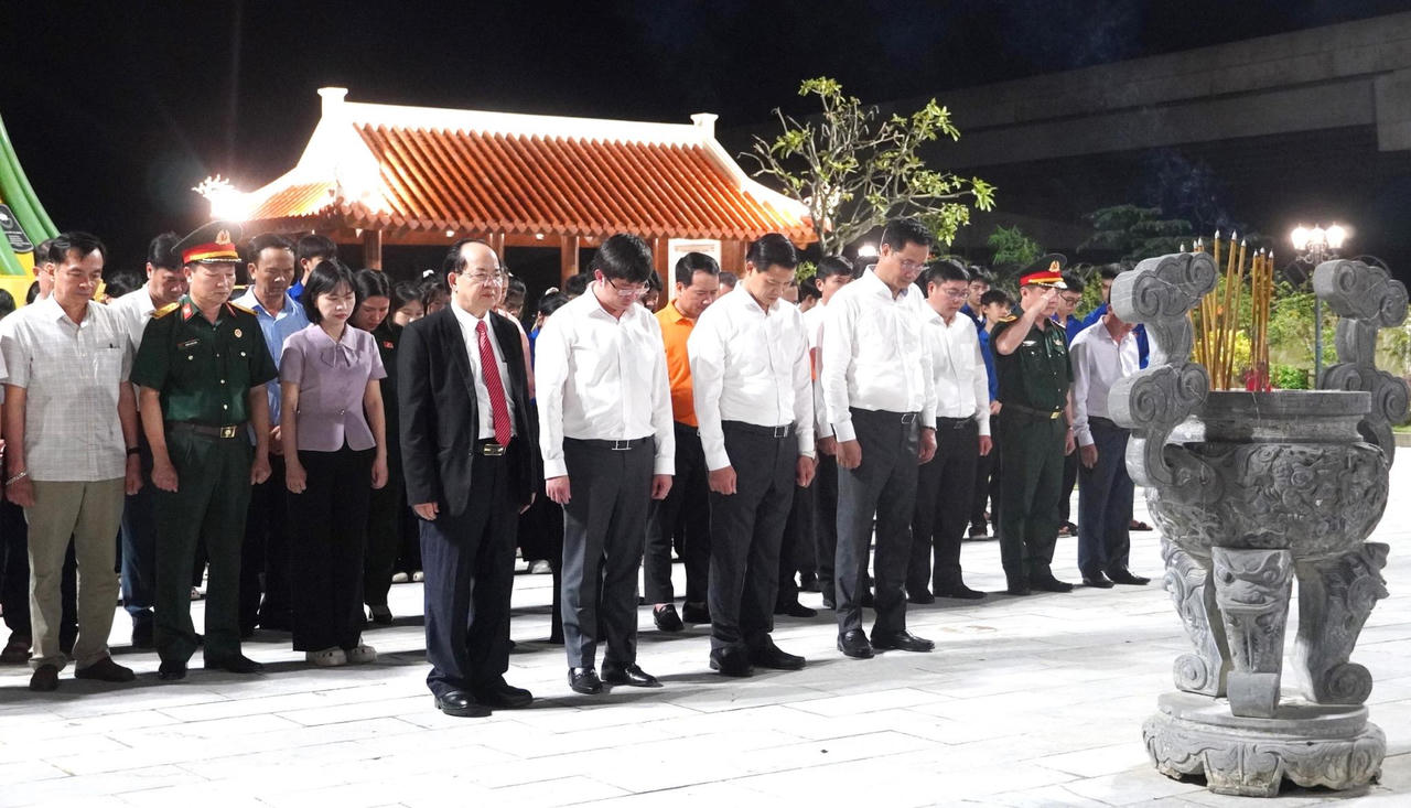 Các đại biểu dâng hương tại Di tích Bến phà II Long Đại. (Ảnh: Tiến Nhất)
