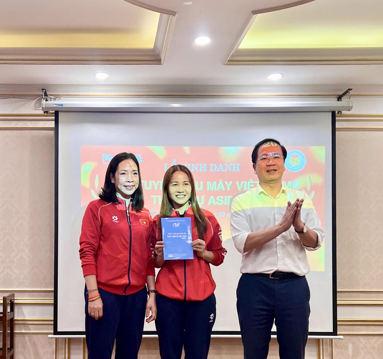 Khoảnh khắc ghi nhận vai trò và tâm huyết của các huấn luyện viên, những người góp phần quan trọng làm nên thành công của Đội tuyển Cầu mây Việt Nam trên đấu trường quốc tế.