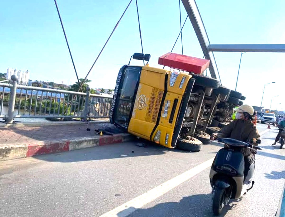 Khắc phục sự cố xe chuyên dụng lật nghiêng khi kiểm tra cầu Niệm