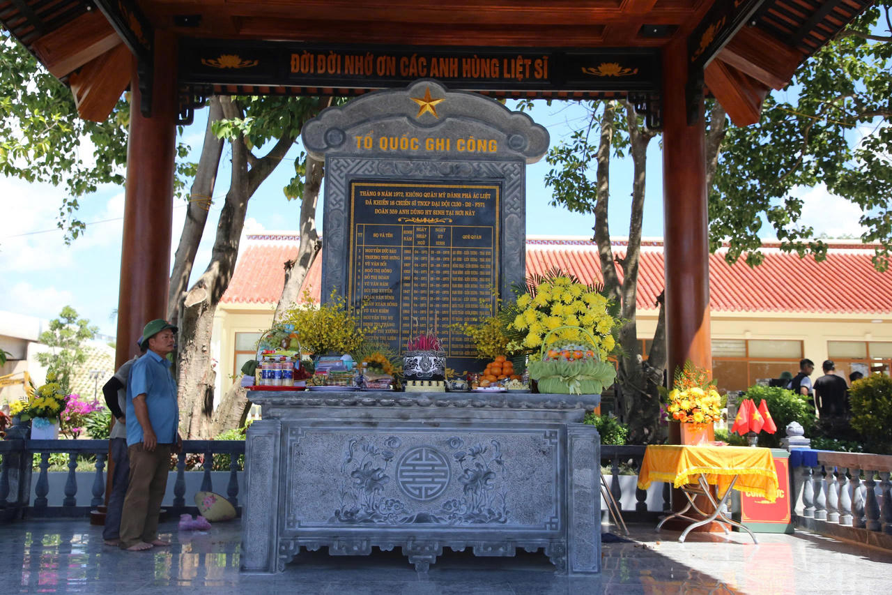 Bia ghi danh 16 thanh niên xung phong hy sinh tại Bến phà II Long Đại trong tháng 9/1972, được đặt trang trọng tại khu di tích để tưởng nhớ và tri ân các anh hùng liệt sĩ. (Ảnh: M.P)