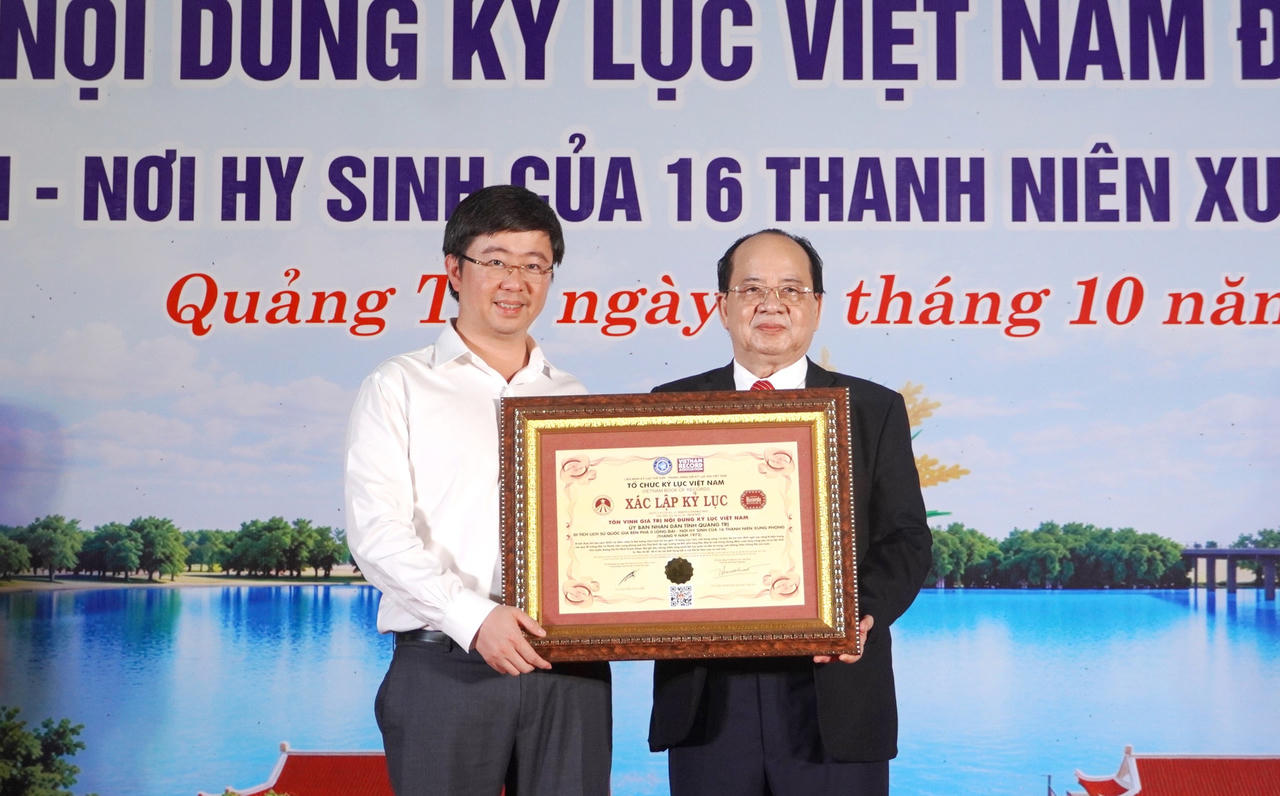 Ông Bùi Hoàng Phương, Chủ tịch UBND tỉnh Quảng Trị đón nhận Bằng tôn vinh giá trị nội dung kỷ lục Việt Nam. (Ảnh: Tiến Nhất)