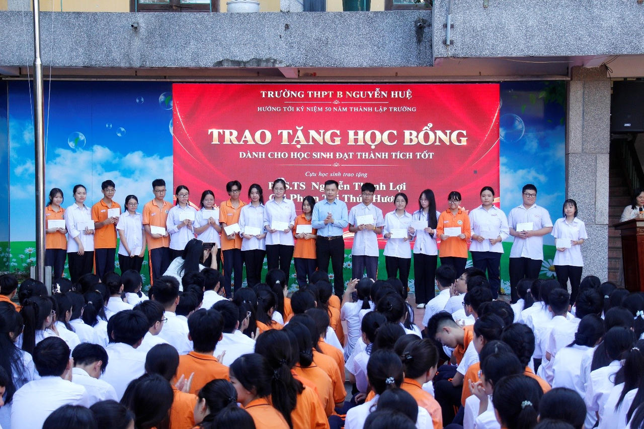 PGS. TS Nguyễn Thành Lợi (cựu học sinh niên khóa 1988-1991) trao học bổng cho 20 em học sinh nhân dịp trở về thăm trường ngày 28/9/2026