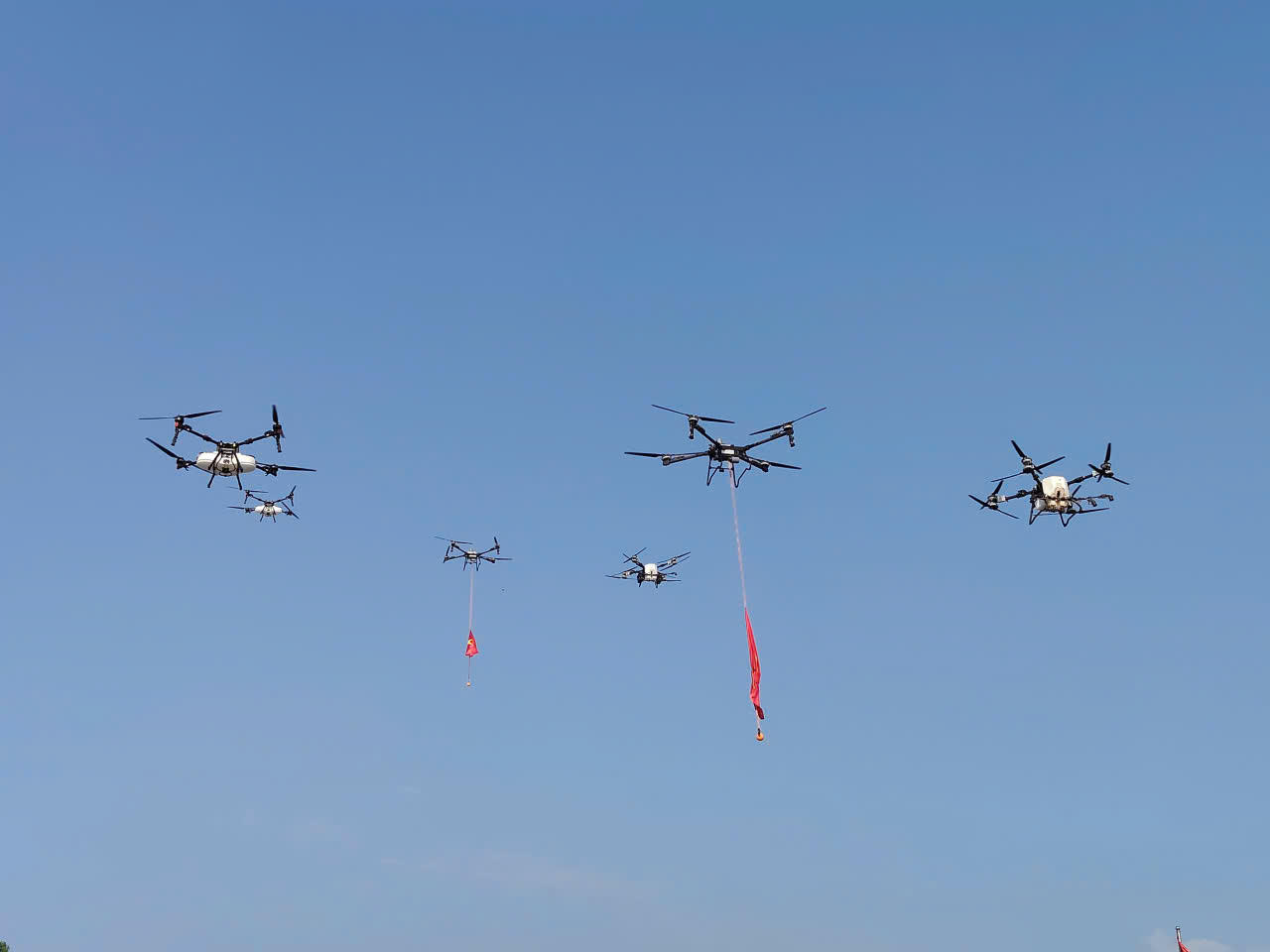 Màn trình diễn đội hình UAV (Ảnh: PV).