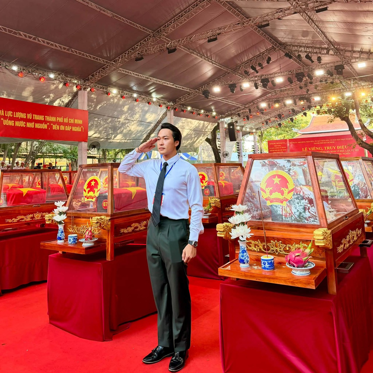 Diễn viên Lâm Thanh Nhã đến thắp hương cho các thi hài liệt sĩ tại công viên Lê Thị Riêng  (Ảnh: Kênh 14)