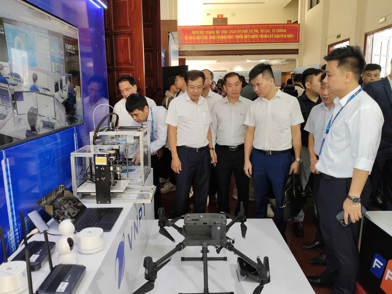 Các đại biểu tham quan triển lãm công nghệ (Ảnh: PV).