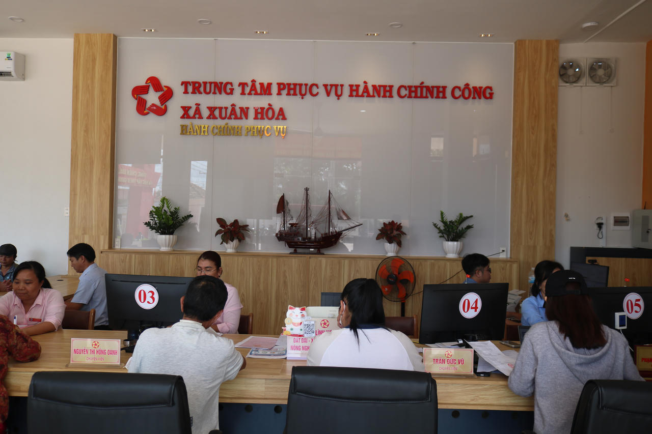 Trung tâm Phục vụ hành chính công xã Xuân Hòa tổ chức tiếp nhận, giải quyết thủ tục hành chính vào sáng chủ nhật hằng tuần, từ 7 giờ 30 đến 11 giờ 30. Ảnh: Tiến Dũng.