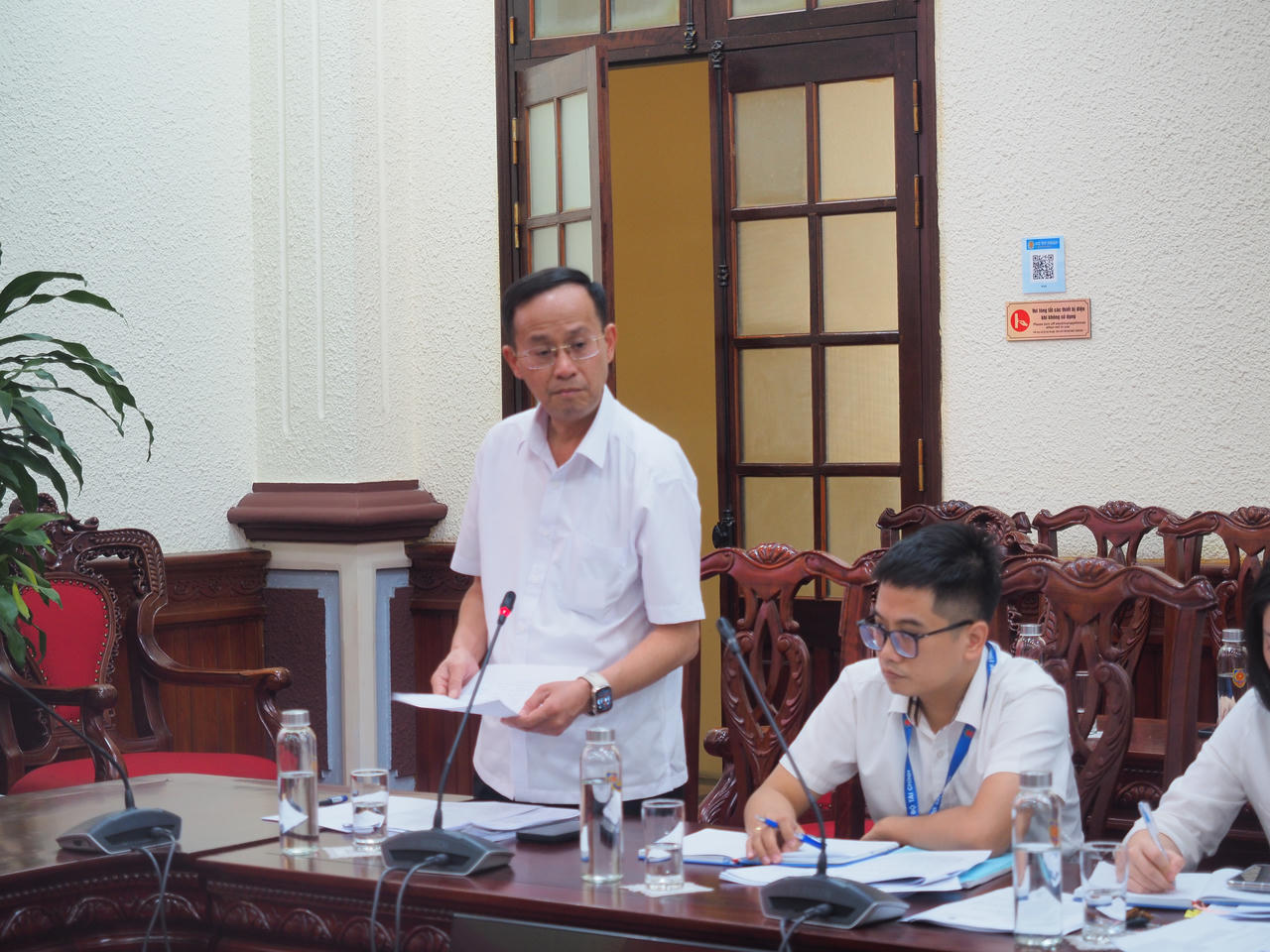 Đại diện Bộ Tài chính báo cáo tại cuộc họp.