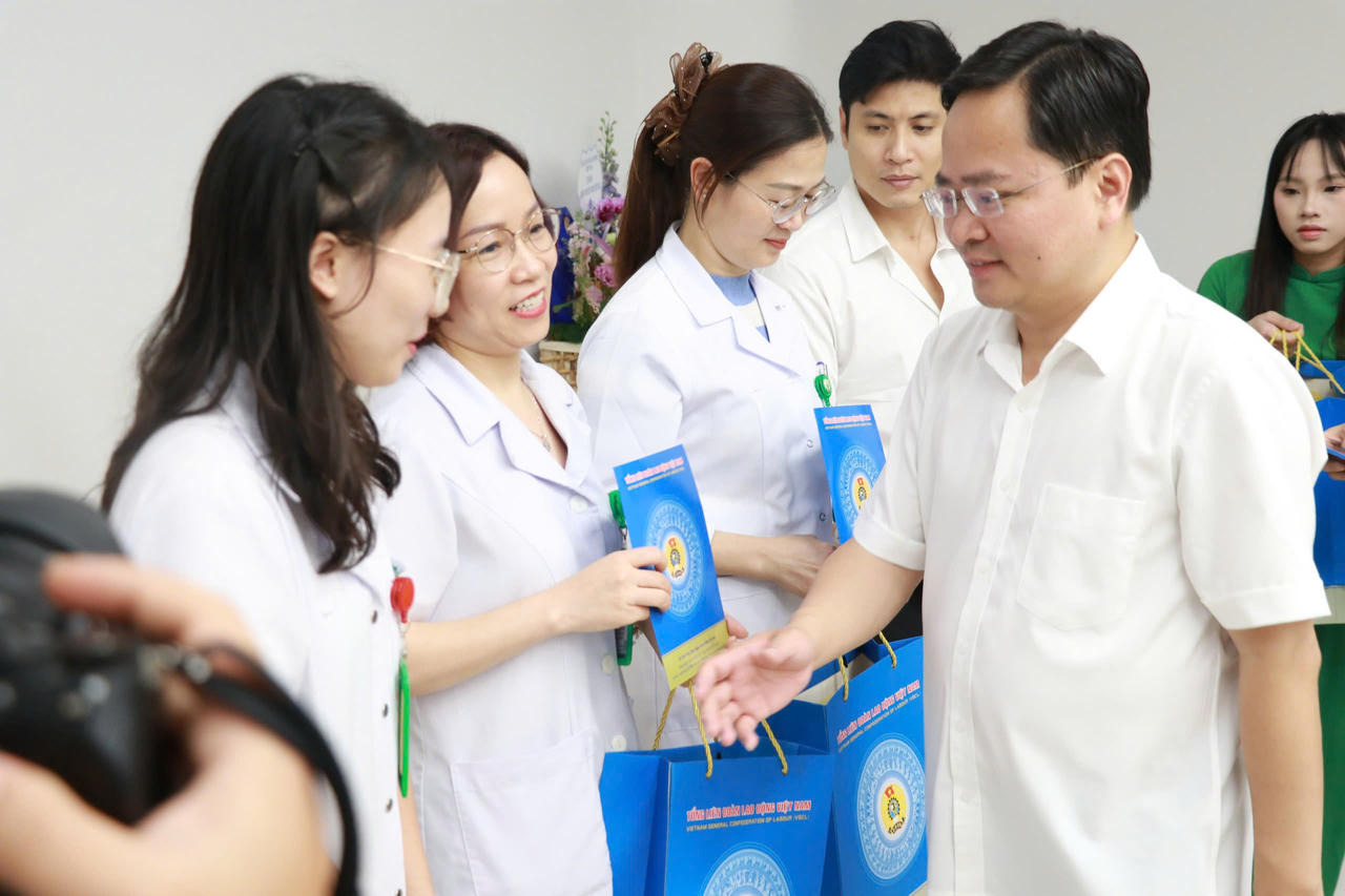 Tháo gỡ khó khăn, nâng cao phúc lợi cho cán bộ y tế tại Ninh Bình
