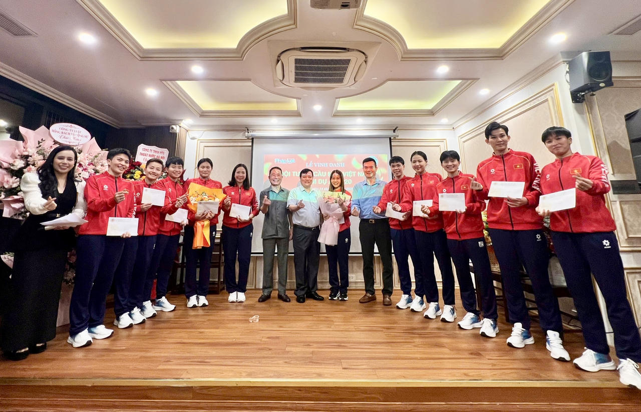 Đại diện Ban Tổ chức trao quà chúc mừng các vận động viên giành Huy chương Vàng, ghi nhận những nỗ lực, thành tích xuất sắc và tinh thần thi đấu vì màu cờ sắc áo Tổ quốc.