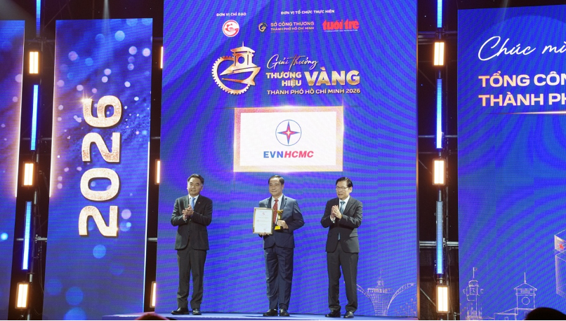 Phó Tổng Giám đốc EVNHCMC Nguyễn Thanh Nhã, đại diện EVNHCMC đón nhận giải thưởng Thương hiệu Vàng TP Hồ Chí Minh 