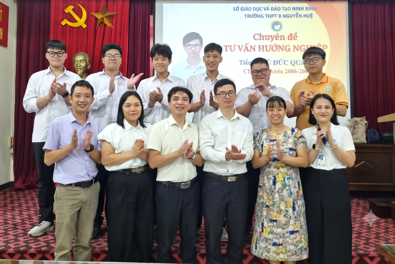 Tiến sĩ Vũ Đức Quang, cựu học sinh khóa 2006–2009. Trở về mái trường xưa sau nhiều năm học tập, nghiên cứu và trưởng thành, chụp ảnh lưu niệm cùng các thầy cô, các em học sinh ngày 05/10/2026