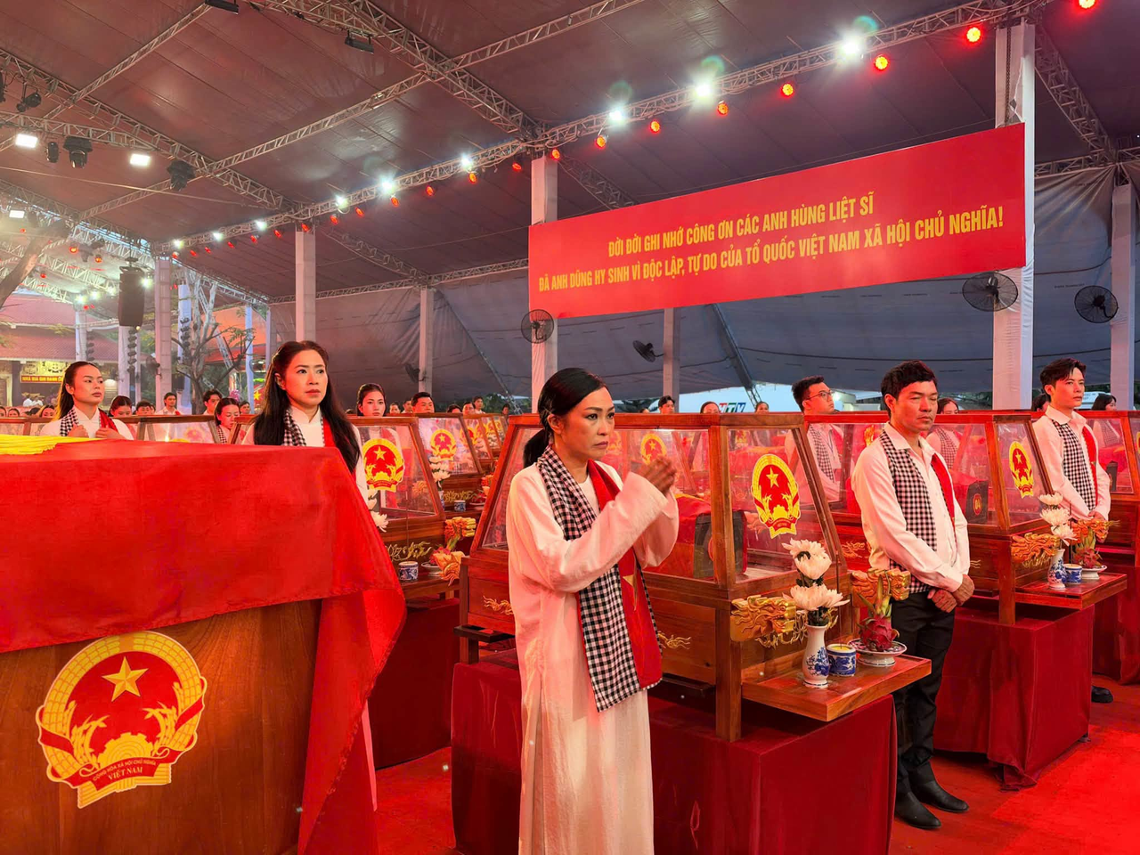 Nghệ sĩ tiễn đưa các Anh hùng liệt sĩ từ công viên Lê Thị Riêng về yên nghỉ tại Nghĩa trang liệt sĩ TP.HCM

