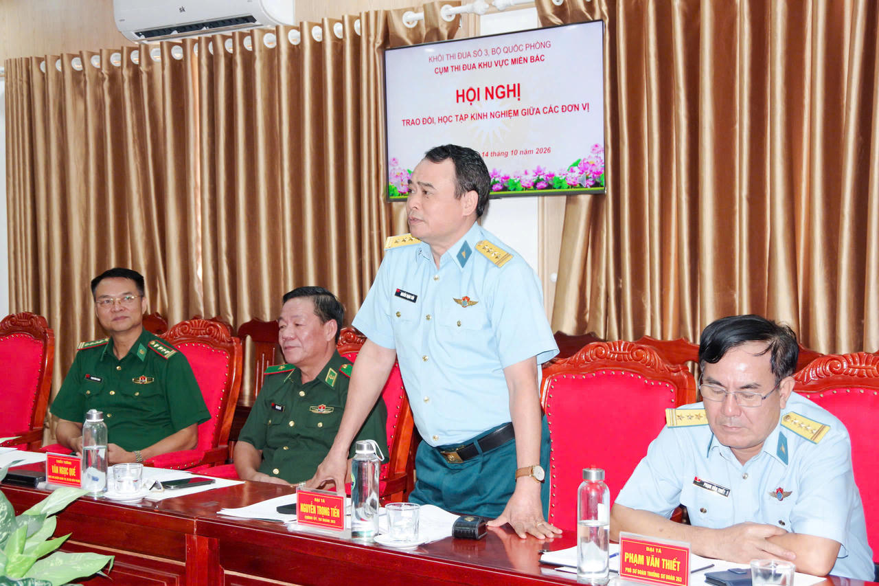 Đại diện lãnh đạo Sư đoàn 363 (Quân chủng PKKQ) phát biểu tại chương trình. (ảnh BĐBP)