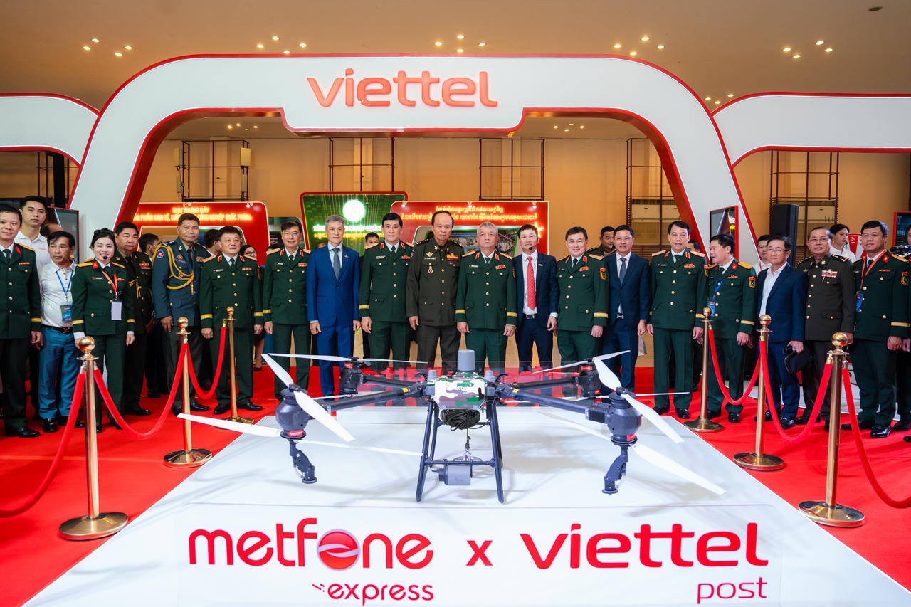 Viettel trưng bày hai mẫu drone vận chuyển do Viettel Post phát triển.