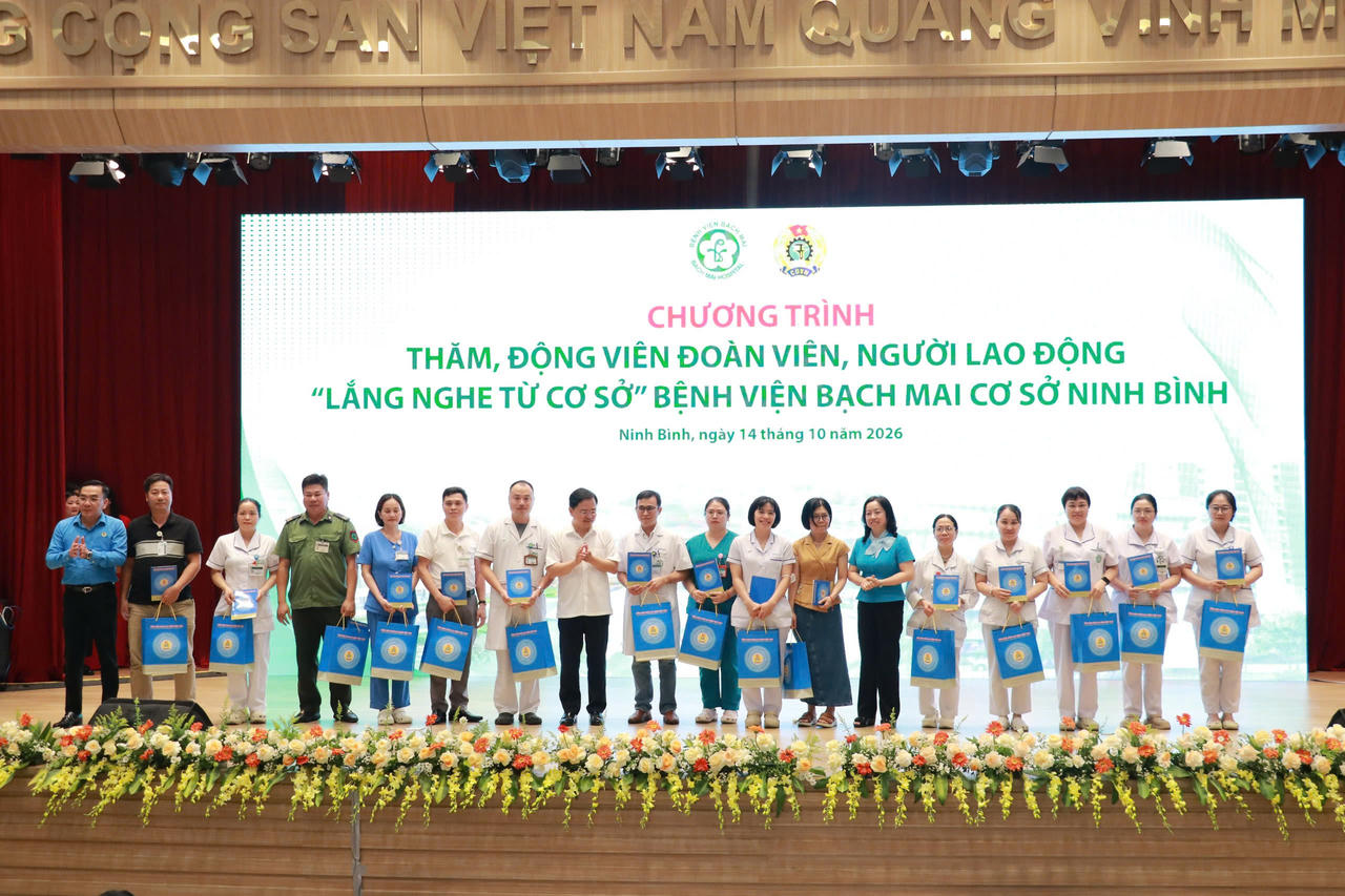 Đoàn công tác của Tổng LĐLĐVN, Công đoàn Y tế Việt Nam tặng quà cho đoàn viên, người lao động Bệnh viện Bạch Mai cơ sở Ninh Bình. Ảnh: Hữu Chánh.