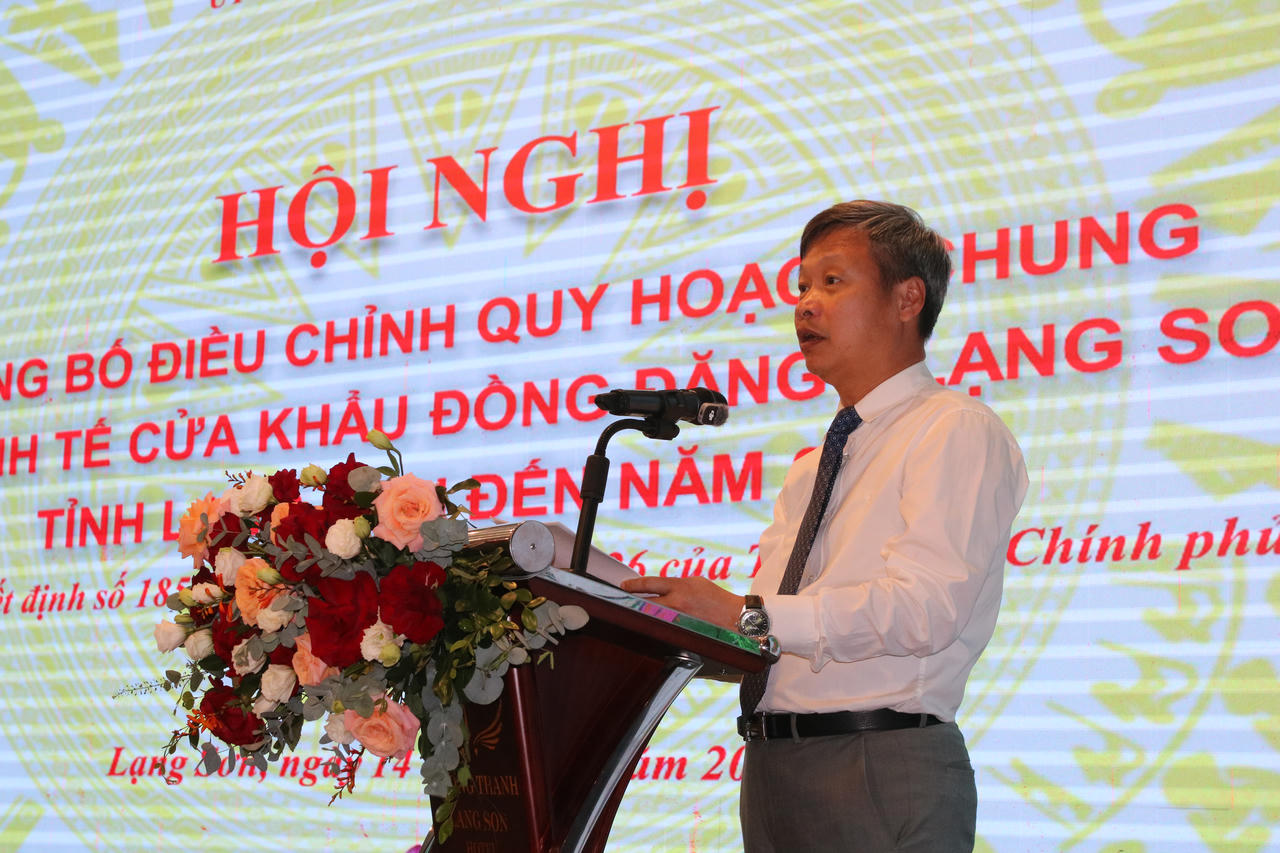 Đại diện Bộ Xây dựng công bố điều chỉnh quy hoạch. Ảnh: Minh Hữu