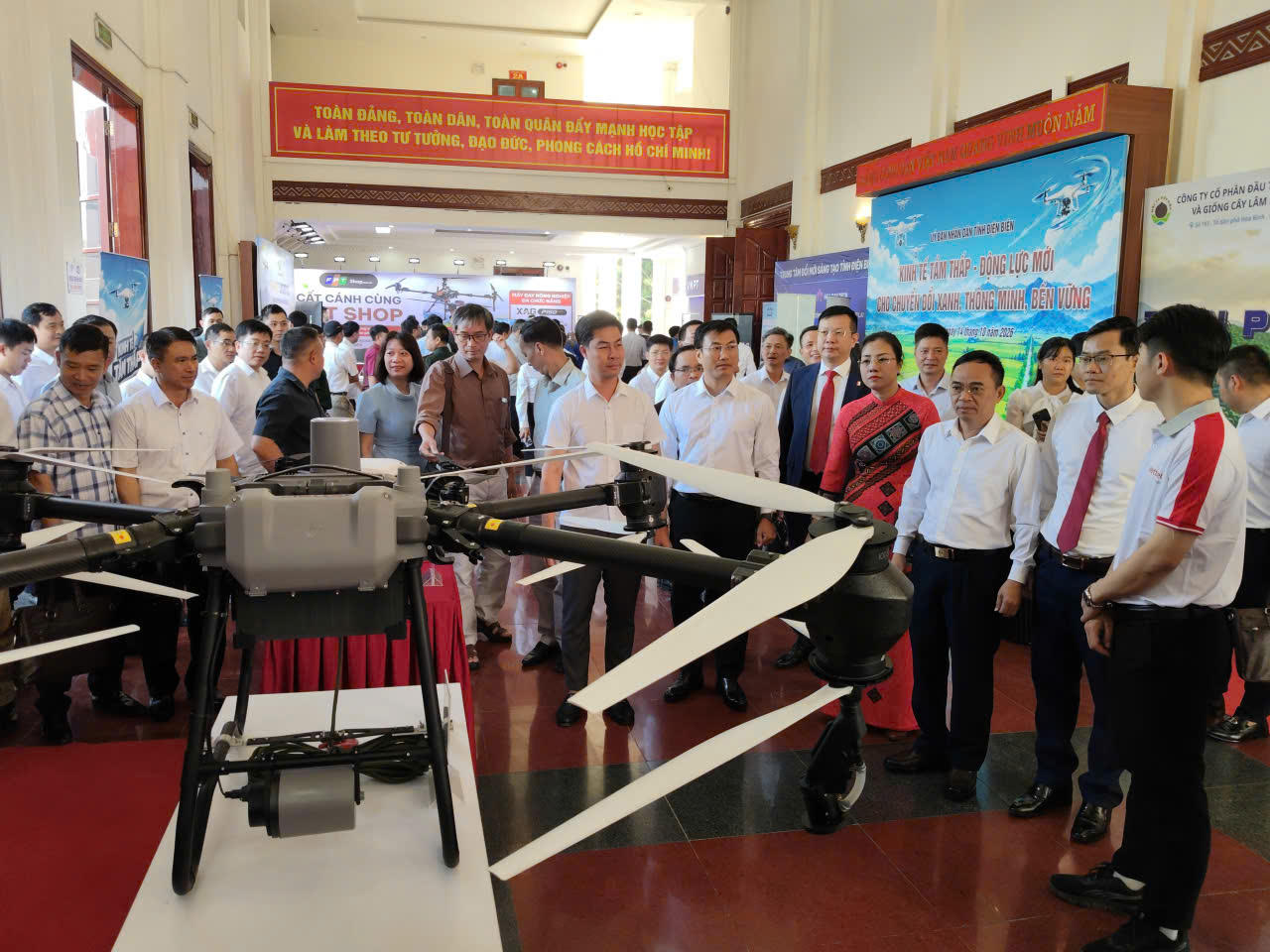 Phó Chủ tịch UBND tỉnh Điện Biên và đại biểu tham quan triển lãm công nghệ kinh tế tầm thấp (Ảnh: PV).