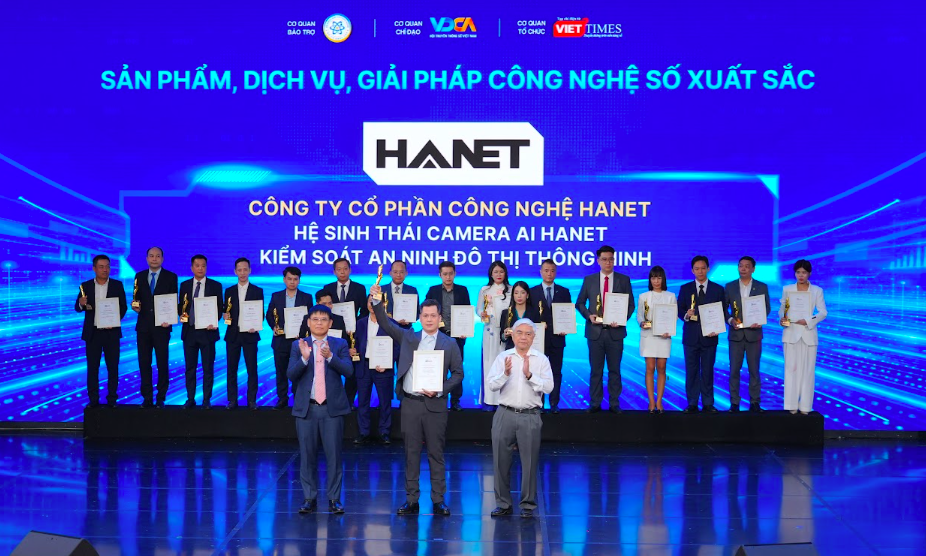 Đại diện HANET Technology (Thành viên Tập đoàn Công nghệ G-Group) nhận giải thưởng.