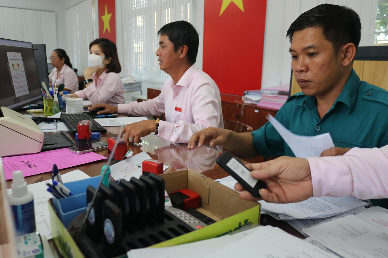 Khi đến làm thủ tục hành chính, người dân sẽ lấy số thứ tự bằng thẻ rung, khi đến lượt thẻ sẽ rung lên báo cho người dân rất thuận tiện. Ảnh: Tiến Dũng.