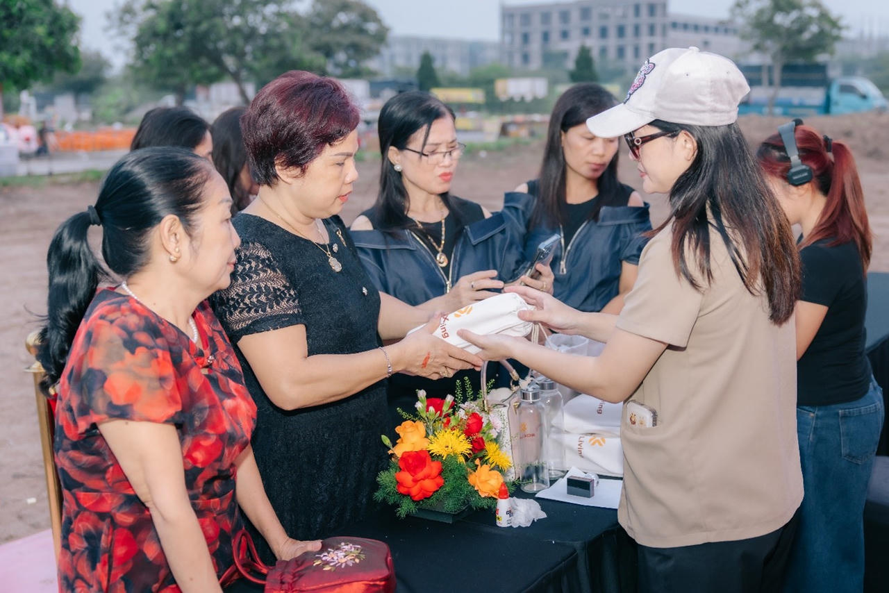 &nbsp;Người dân được nhận quà tặng khi “check in” tham gia sự kiện