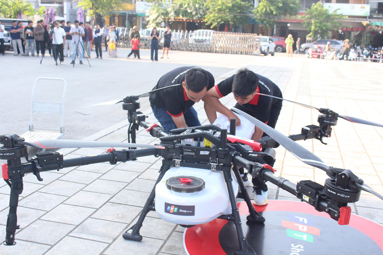 Các kỹ thuật viên chuẩn bị trình diễn UAV (Ảnh: PV).