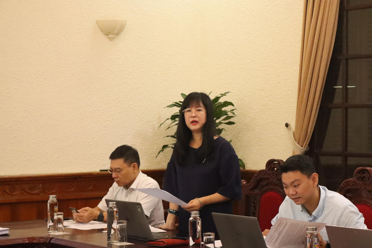 Phó Vụ trưởng Vụ Công tác xây dựng VBQPPL Đỗ Thị Thanh Hương báo cáo tại cuộc làm việc.