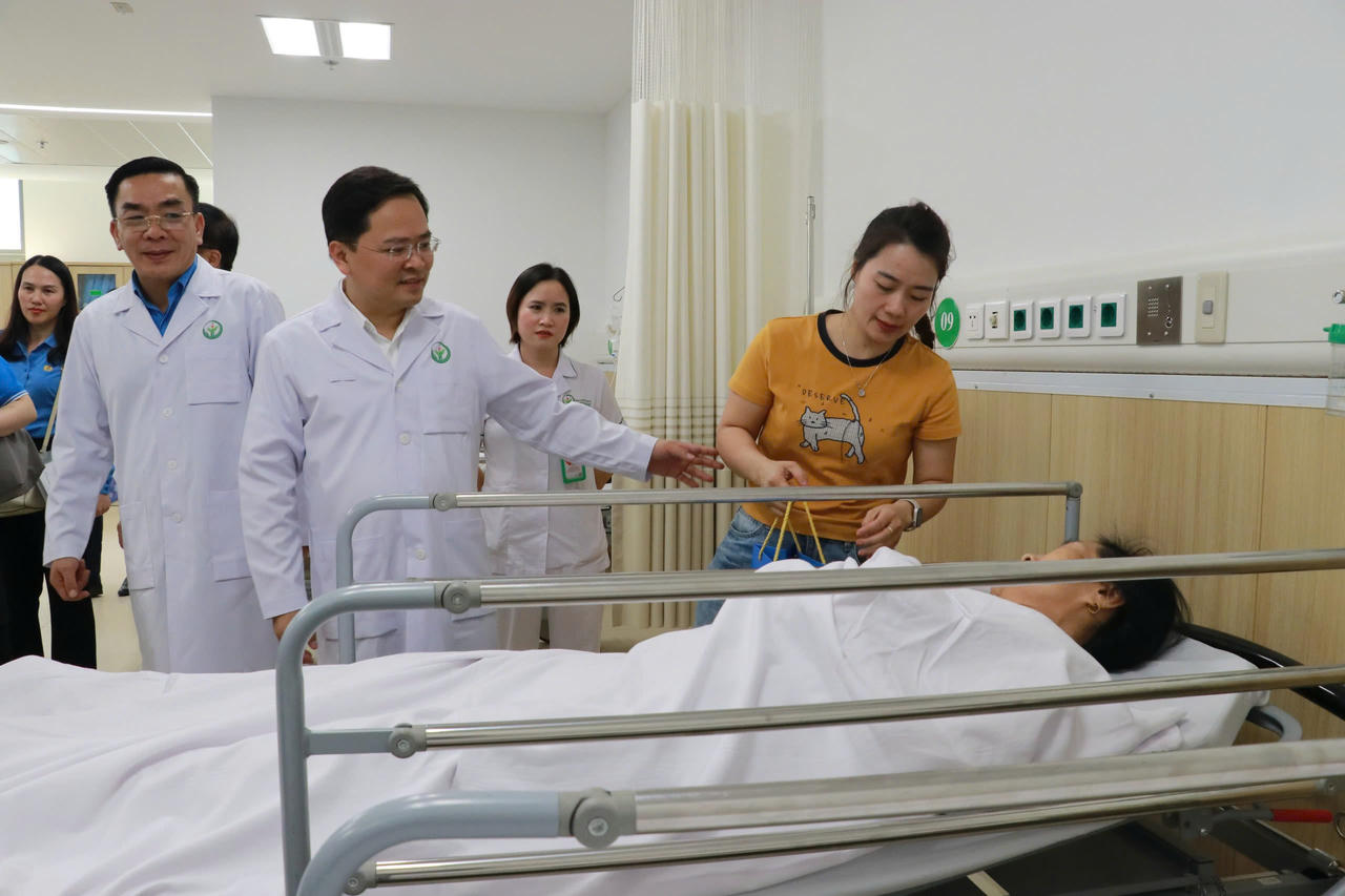 Chủ tịch Tổng LĐLĐVN thăm, tặng quà bệnh nhân đang điều trị tại Bệnh viện Hữu nghị Việt Đức. Ảnh: Hữu Chánh