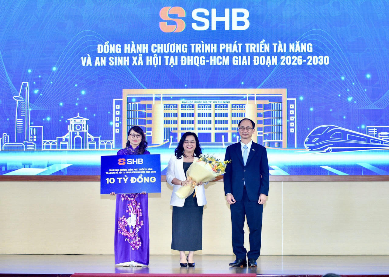 Tổng Giám đốc SHB Ngô Thu Hà trao tài trợ cho Chương trình phát triển tài năng và an sinh xã hội tại Đại học Quốc gia Thành phố Hồ Chí Minh giai đoạn 2026-2030