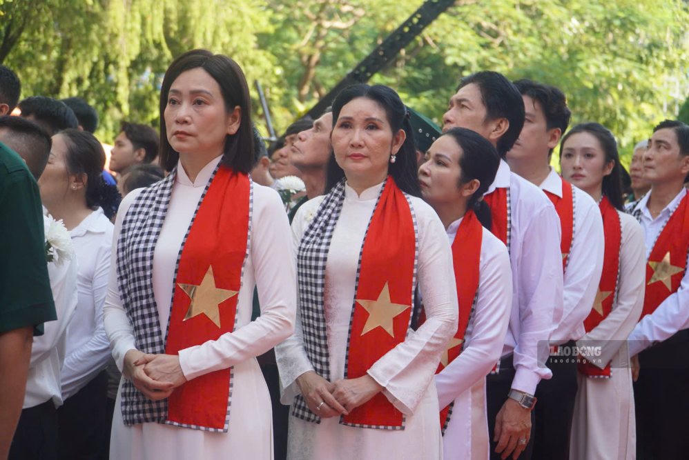 Các nghệ sĩ diện áo dài trắng xúc động đến tiễn đưa các Anh hùng, liệt sĩ. (Ảnh: Lao động)