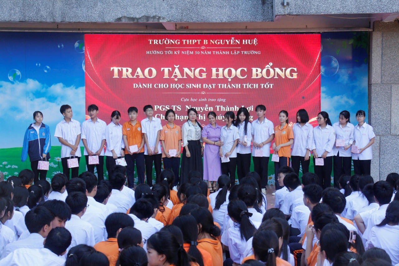 Hai cựu học sinh Phạm Thị Thúy Hương và Nguyễn Thu Hiền (niên khóa 1993-1996) trao học bổng cho các em học sinh xuất sắc của nhà trường.