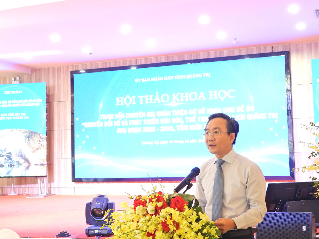 Ông Hoàng Xuân Tân, Phó Chủ tịch UBND tỉnh phát biểu khai mạc hội thảo. (Ảnh: Minh Phương)