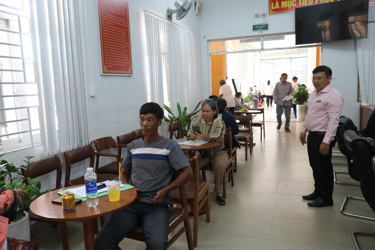 Người dân đến làm thủ tục hành chính có không gian ngồi chờ rất thoải mái, mát mẻ. Ảnh: Tiến Dũng.