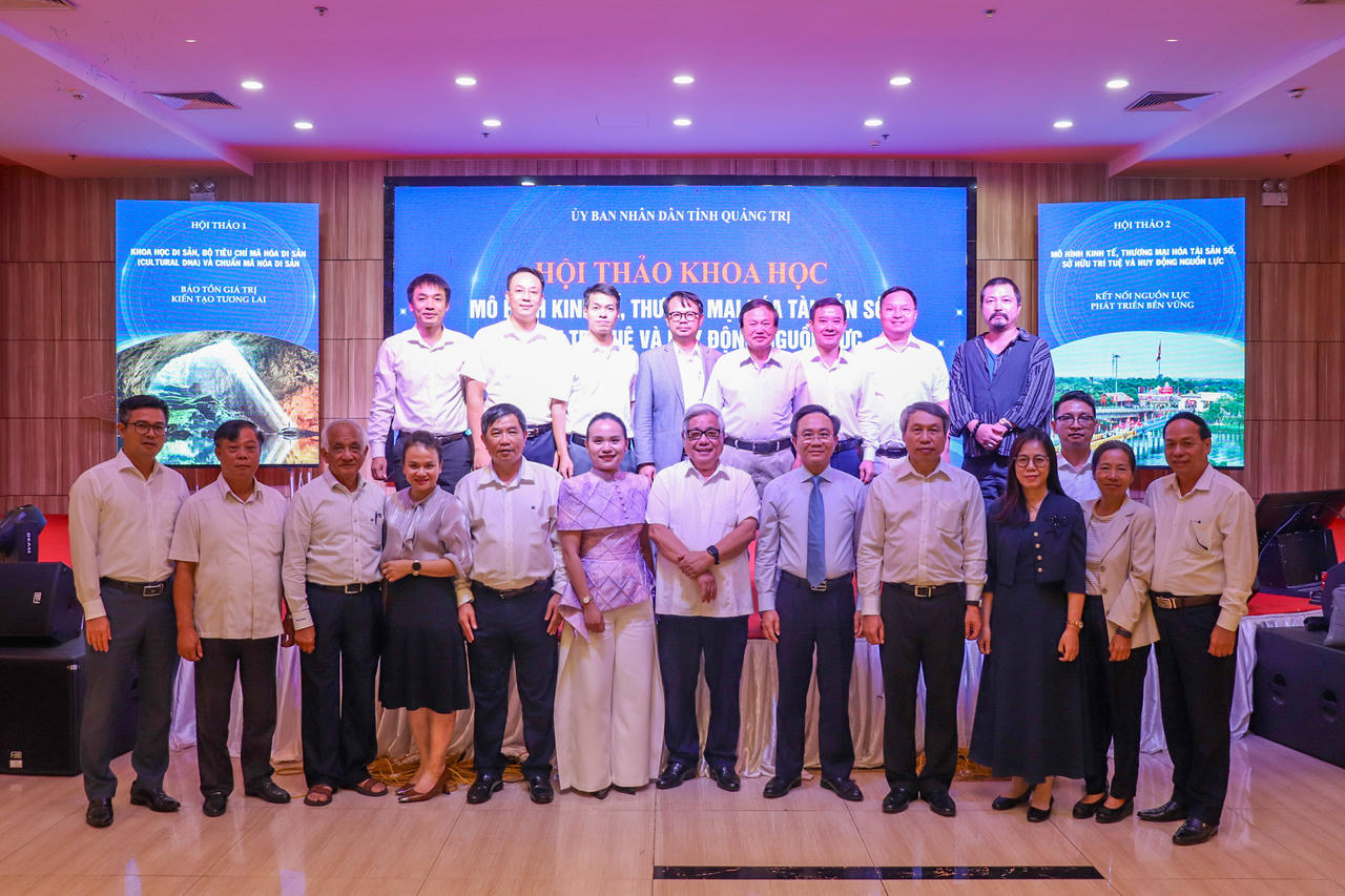 Các đại biểu, chuyên gia chụp ảnh lưu niệm tại Hội thảo khoa học và tham vấn chuyên gia số 2 về mô hình kinh tế, thương mại hóa tài sản số, sở hữu trí tuệ và huy động nguồn lực. (Ảnh: M.P)