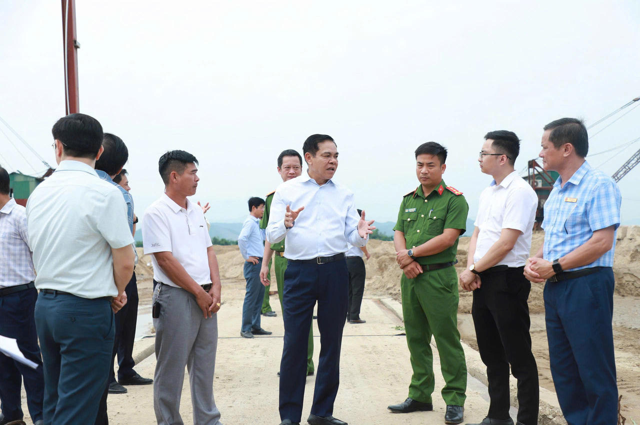 Chủ tịch UBND tỉnh Nghệ An yêu cầu tạm dừng hoạt động 9 bến thủy nội địa kinh doanh cát cho đến khi hoàn thành việc lắp đặt, bố trí hệ thống giám sát theo quy định.