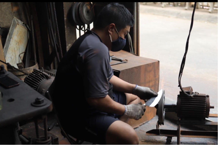 Anh Đinh Công Thanh nối nghiệp mẹ từ năm 15 tuổi, tiếp tục gìn giữ tinh hoa rèn thủ công Đa Sỹ. Ảnh: Thùy Dung.