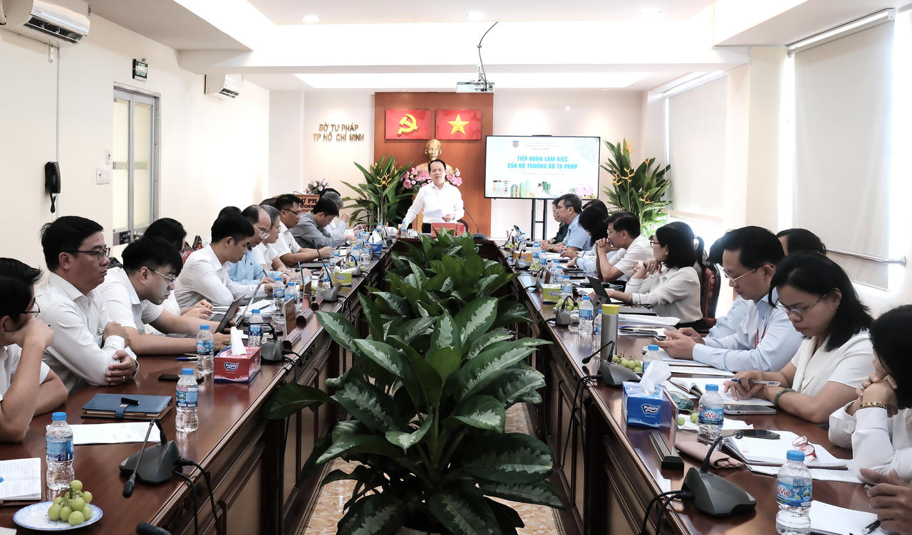 Toàn cảnh buổi làm việc của Đoàn công tác Bộ Tư pháp và Sở Tư pháp TP HCM. Ảnh: TU