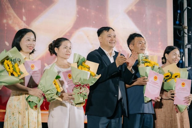 Niềm phấn khởi của cư dân khi nhận sổ