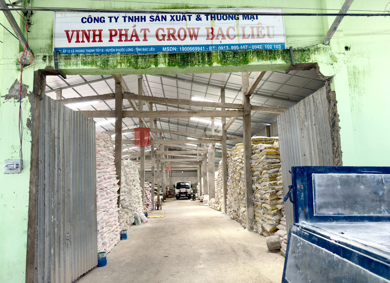 Kho chứa thành phẩm và nguyên liệu phục vụ sản xuất phân bón giả tại công ty của Hứa Văn Chọn (Ảnh: T.N).