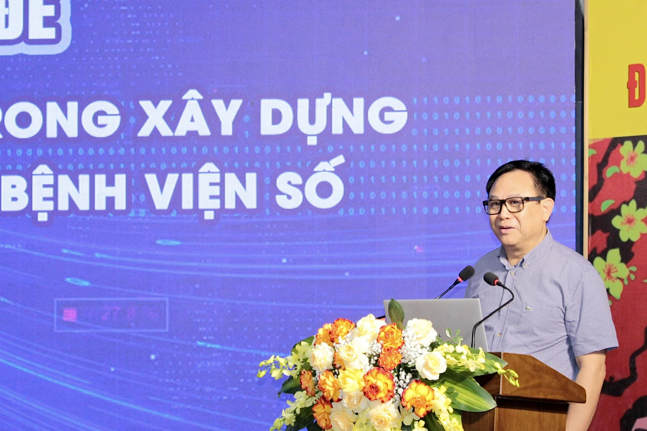PGS.TS.BS Vũ Văn Tâm, Giám đốc Bệnh viện Phụ sản Hải Phòng, trình bày chuyên đề về ứng dụng ERP, AI, Blockchain (Ảnh: N. Hải)