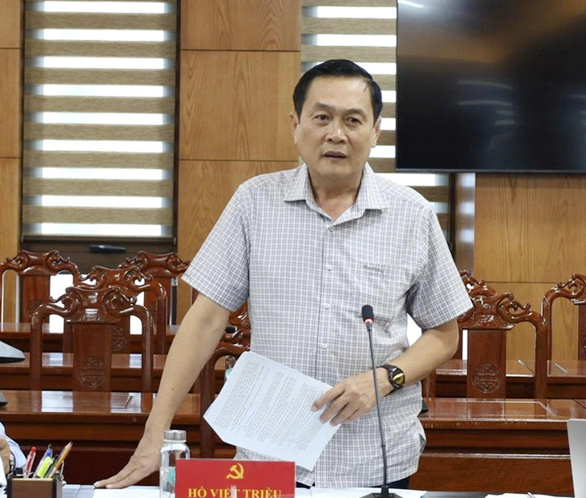 Thiếu tướng Hồ Việt Triều - Giám đốc Công an tỉnh Cà Mau, Ủy viên Ủy ban Quốc phòng, An ninh của Quốc hội, thảo luận phương án xử lý các vụ việc tồn đọng (Ảnh: CTV).